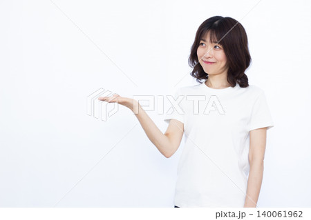 笑顔で紹介をしている女性 笑顔で紹介をしている女性 140061962