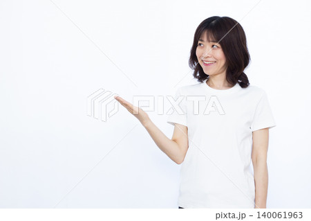 笑顔で紹介をしている女性 笑顔で紹介をしている女性 140061963