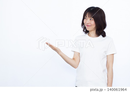 笑顔で紹介をしている女性 笑顔で紹介をしている女性 140061964