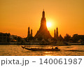 タイ王国バンコクのチャオプラヤー川沿いの寺院「ワット・アルン」の夕景 140061987