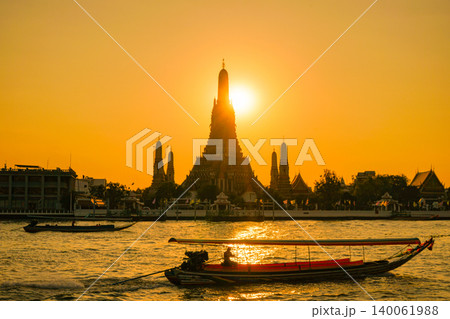 Sunset at Wat Arun, Bangkok, Thailand Sunset at Wat Arun, Bangkok, Thailand 140061988