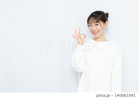 OKサインをしている女性 OKサインをしている女性 140061991