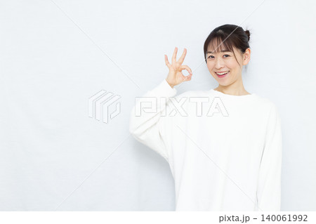 OKサインをしている女性 OKサインをしている女性 140061992
