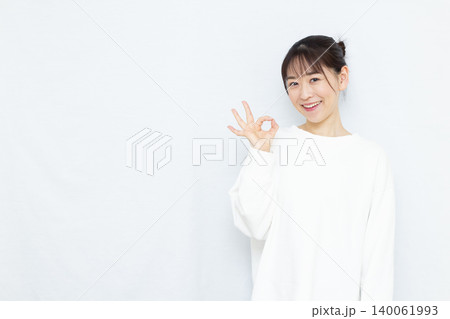 OKサインをしている女性 OKサインをしている女性 140061993
