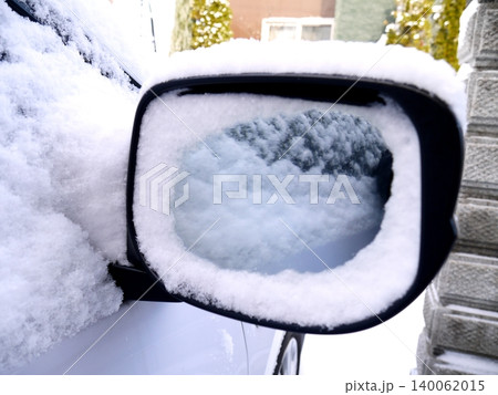 車のサイドミラーに積もった雪 140062015