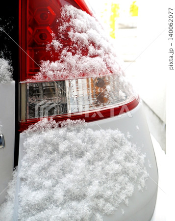 車のテールランプについた雪 車のテールランプについた雪 140062077