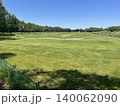 緑の芝生が広がる公園 140062090