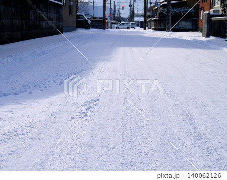 雪の積もった道路 雪の積もった道路 140062126