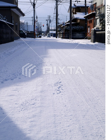 雪の積もった道路 雪の積もった道路 140062127