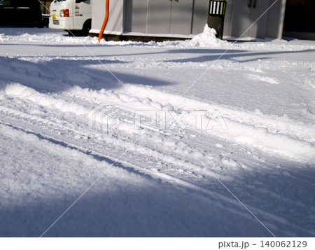 雪の積もった道路 雪の積もった道路 140062129