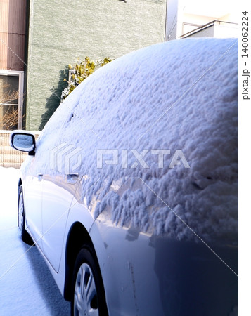 朝起きたら車に積もってた雪 140062224