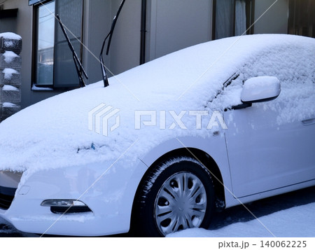 朝起きたら車に積もってた雪 140062225