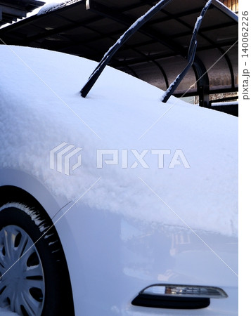 朝起きたら車に積もってた雪 140062226