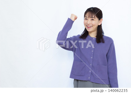 ガッツポーズをしている女性 ガッツポーズをしている女性 140062235