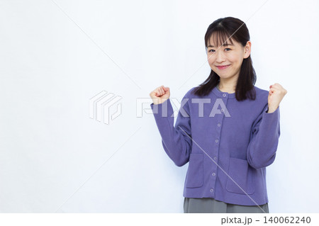 ガッツポーズをしている女性 ガッツポーズをしている女性 140062240