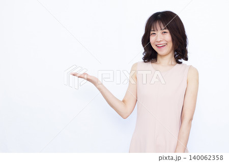 紹介をしている女性 紹介をしている女性 140062358