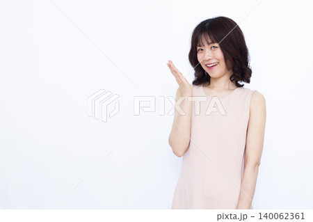 紹介をしている女性 紹介をしている女性 140062361