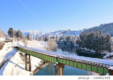 破間川沿いを走る単線只見線冬景色・守門岳雪景色 破間川沿いを走る単線只見線冬景色・守門岳雪景色 140062489