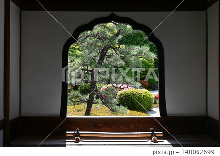 京都市大徳寺興臨院 方丈前庭の花頭窓 140062699