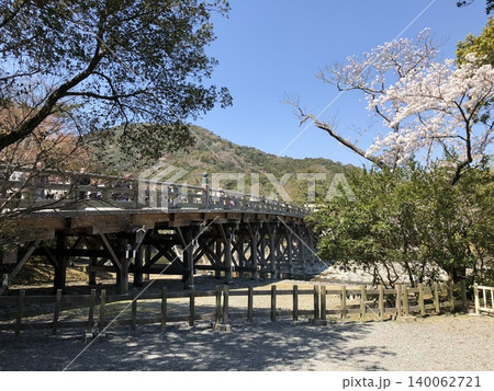 桜の季節の伊勢五十鈴橋　Isuzubashi Bridge 140062721