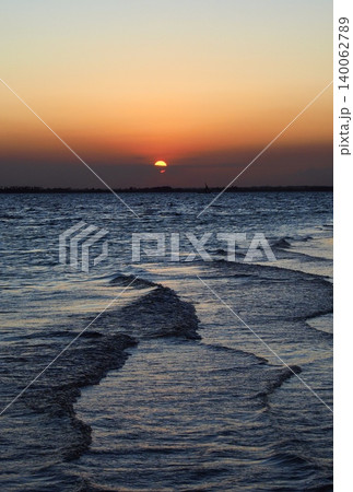アフリカの海に沈む夕日 140062789