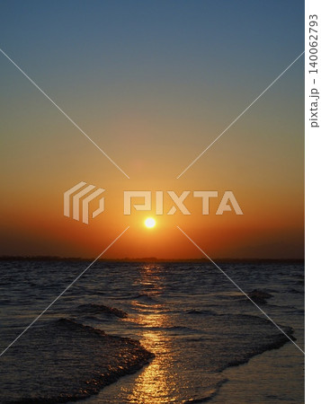 アフリカの海に沈む夕日 140062793