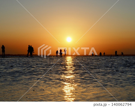 アフリカの海に沈む夕日 140062794