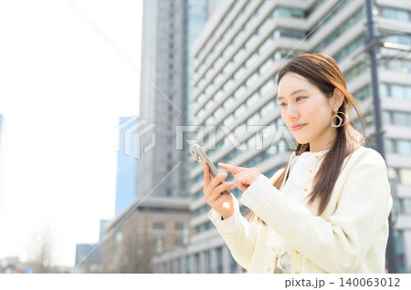 スマートフォンを操作する日本人ビジネスウーマン 140063012