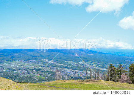 高原から見下ろす田園風景と青空 高原から見下ろす田園風景と青空 140063015