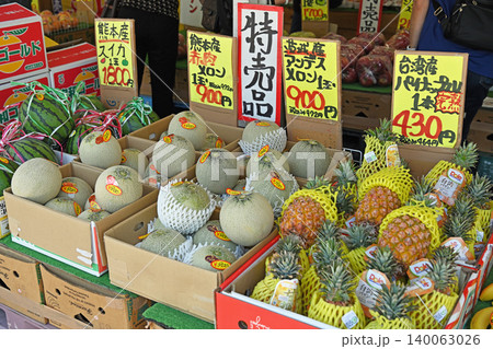 夏の特売フルーツ　長野県野辺山高原の直売所に並ぶメロンとパイナップル 140063026