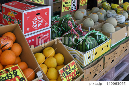 初夏の柑橘と西瓜　長野県野辺山高原の青果場で売られる宇和ゴールド 140063065