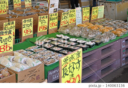 信州産の新鮮なきのこ類 長野県野辺山高原の青果市場に並ぶ秋の味覚 信州産の新鮮なきのこ類 長野県野辺山高原の青果市場に並ぶ秋の味覚 140063136