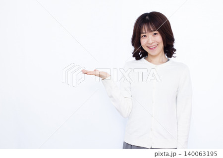 紹介をしている女性 紹介をしている女性 140063195
