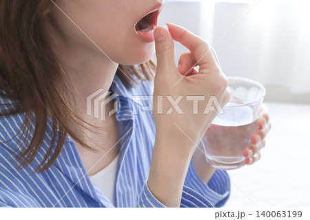 薬を飲む女性 薬を飲む女性 140063199