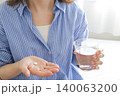 薬を飲む女性 140063200