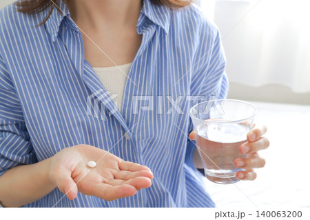 薬を飲む女性 薬を飲む女性 140063200