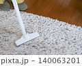 掃除機でカーペットを掃除するイメージ 140063201