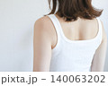 女性の背中　後ろ姿 140063202