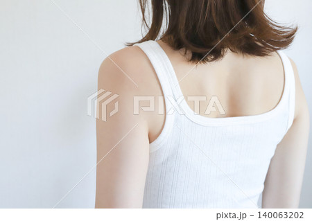 女性の背中　後ろ姿 140063202