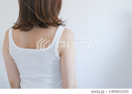 女性の背中　後ろ姿 140063203