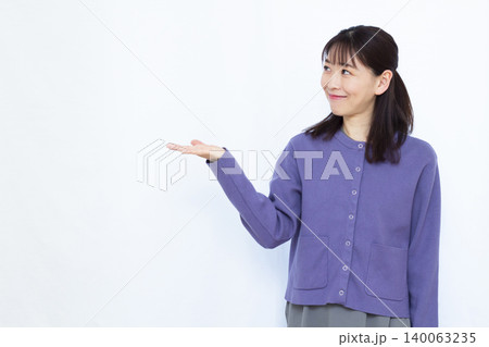 紹介をしている女性 140063235