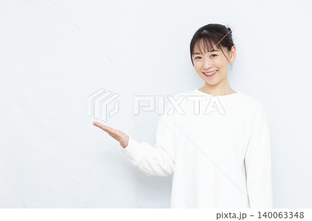 紹介をしている女性 紹介をしている女性 140063348