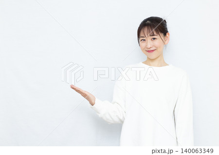 紹介をしている女性 紹介をしている女性 140063349