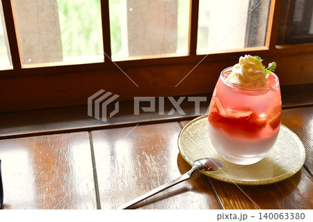 縁側で食べる夏のスイーツ 140063380