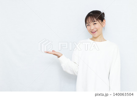 紹介をしている女性 紹介をしている女性 140063504
