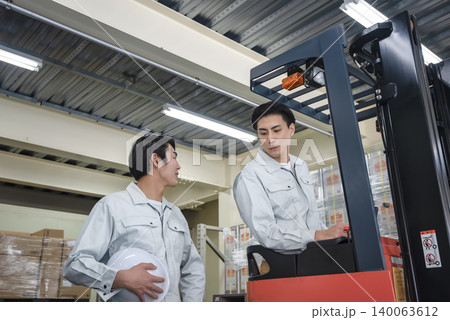 フォークリフトの安全講習を受ける男性作業員 フォークリフトの安全講習を受ける男性作業員 140063612