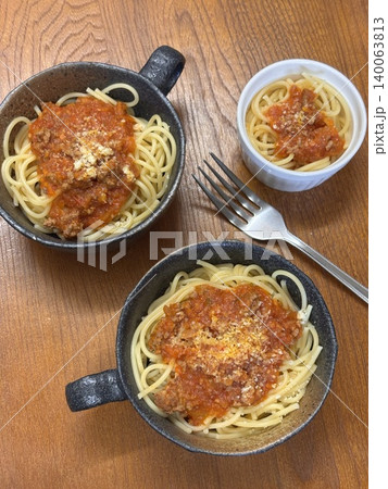皿に盛られたミートソーススパゲティ 皿に盛られたミートソーススパゲティ 140063813
