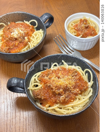 皿に盛られたミートソーススパゲティ 皿に盛られたミートソーススパゲティ 140063816