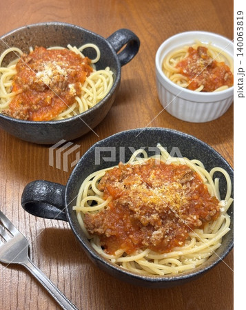 皿に盛られたミートソーススパゲティ 皿に盛られたミートソーススパゲティ 140063819