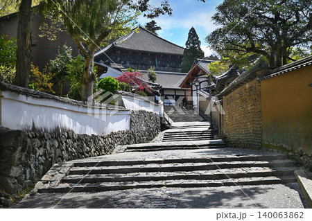 春の世界文化遺産 東大寺二月堂裏参道 春の世界文化遺産 東大寺二月堂裏参道 140063862